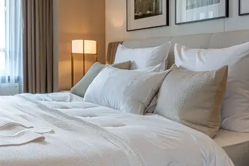 Odtwórz luksus: Jak pościelić łóżko jak w 5-gwiazdkowym hotelu?