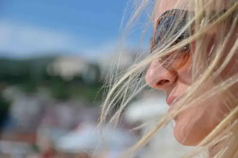 Czy wiatr nad morzem opala? Jak wpływa na skórę i ochrona przed słońcem