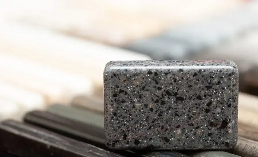 Konglomerat marmurowy blat kuchenny: zalety, wady i pielęgnacja