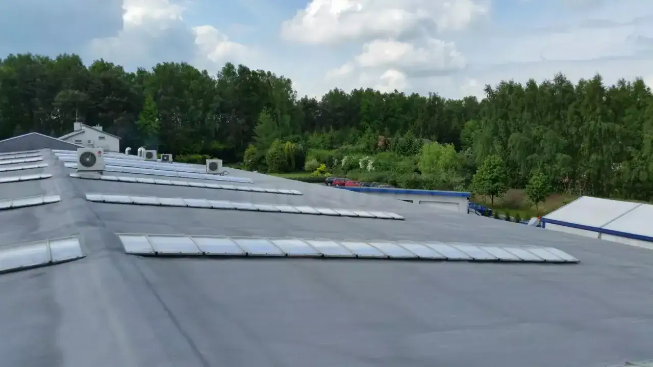 Dach płaski jaki spadek: uniknij problemów z odprowadzaniem wody