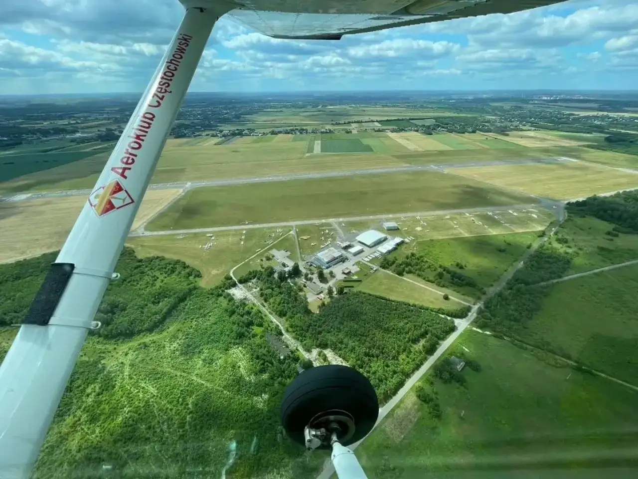 Jak dojechać z Częstochowy do lotniska Rudniki - proste opcje transportu