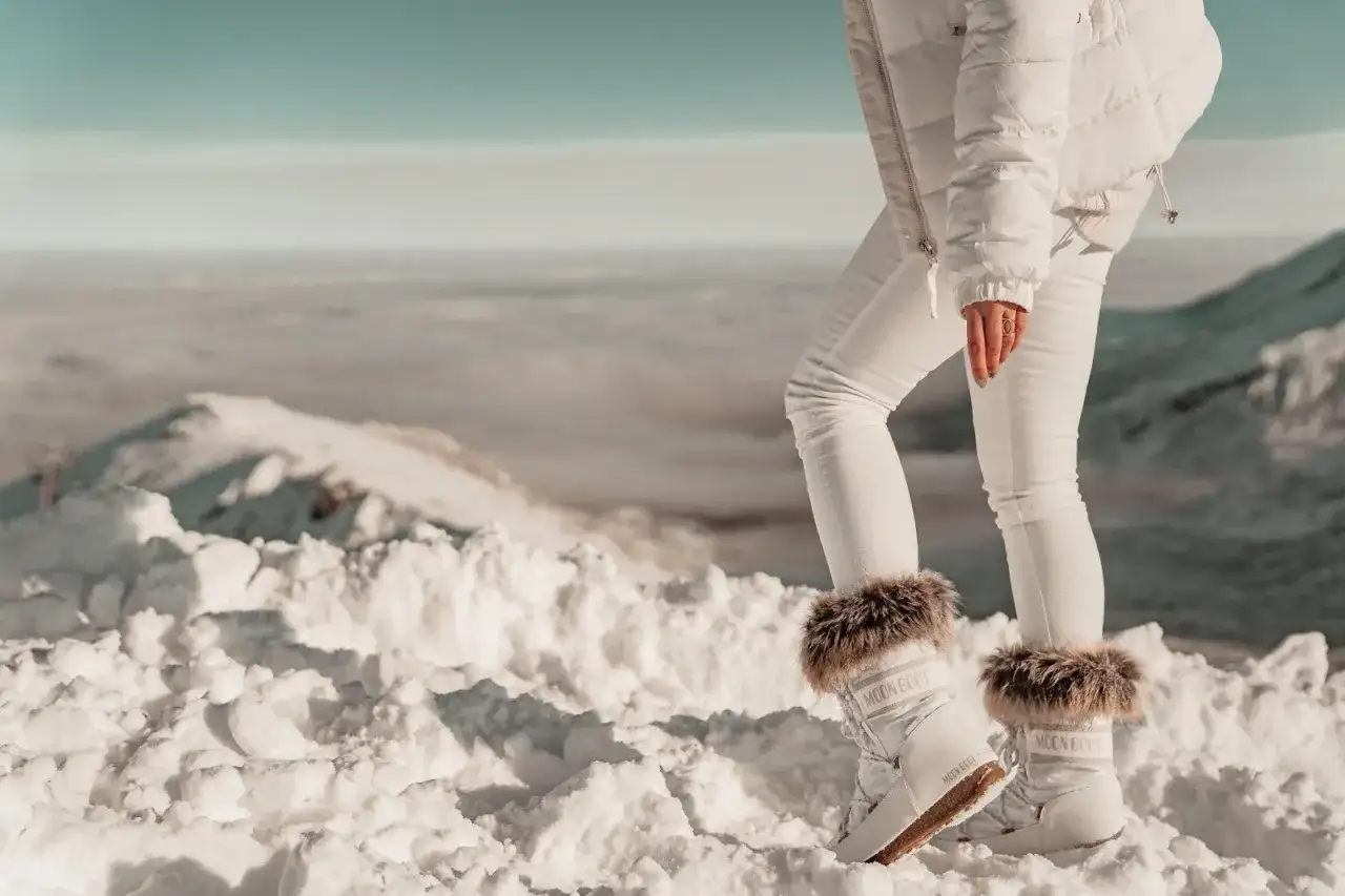 Moon Boot stylizacja: Jak nosić "księżycowe buty" i zachować proporcje?