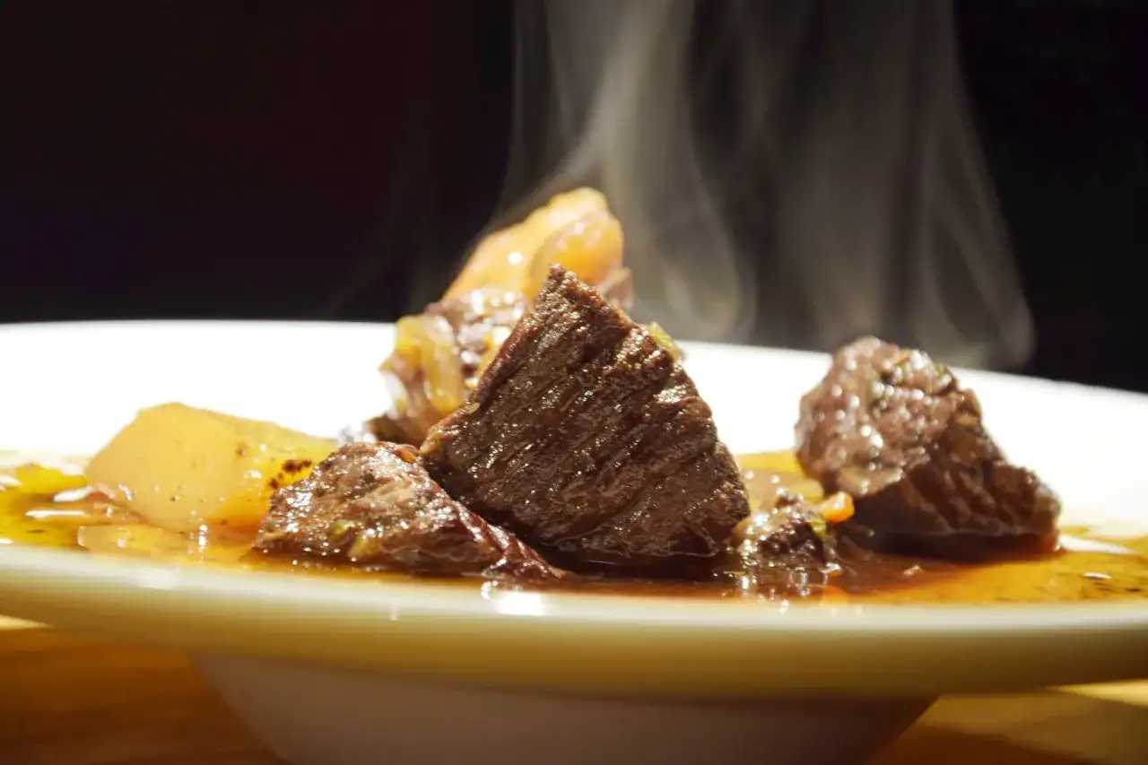 Jak ugotować wołowinę na gulasz, aby była miękka i soczysta w 30 minut
