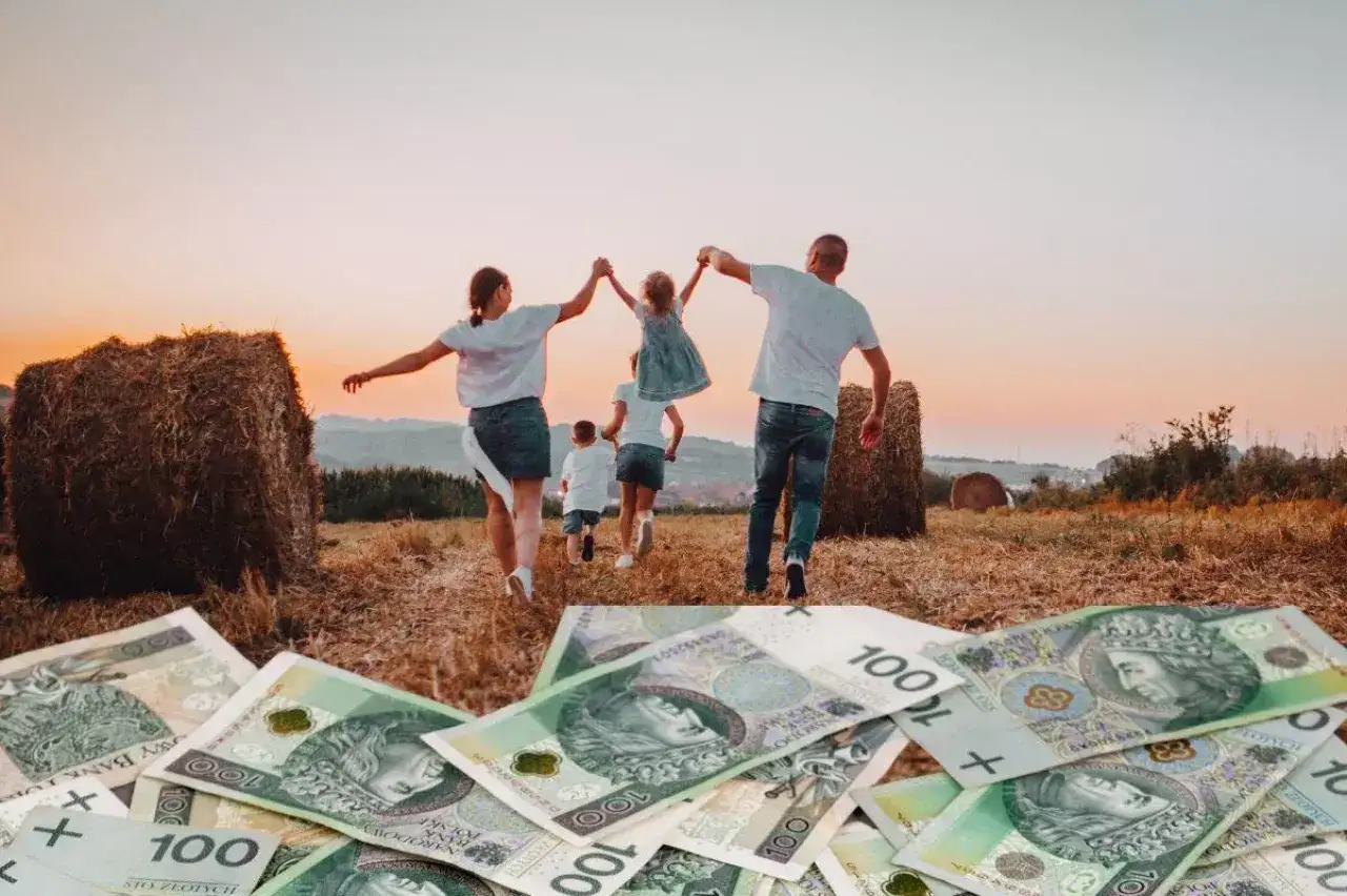 Rodzina biegnie przez pole z sianem, na pierwszym planie polskie banknoty 100 zł.