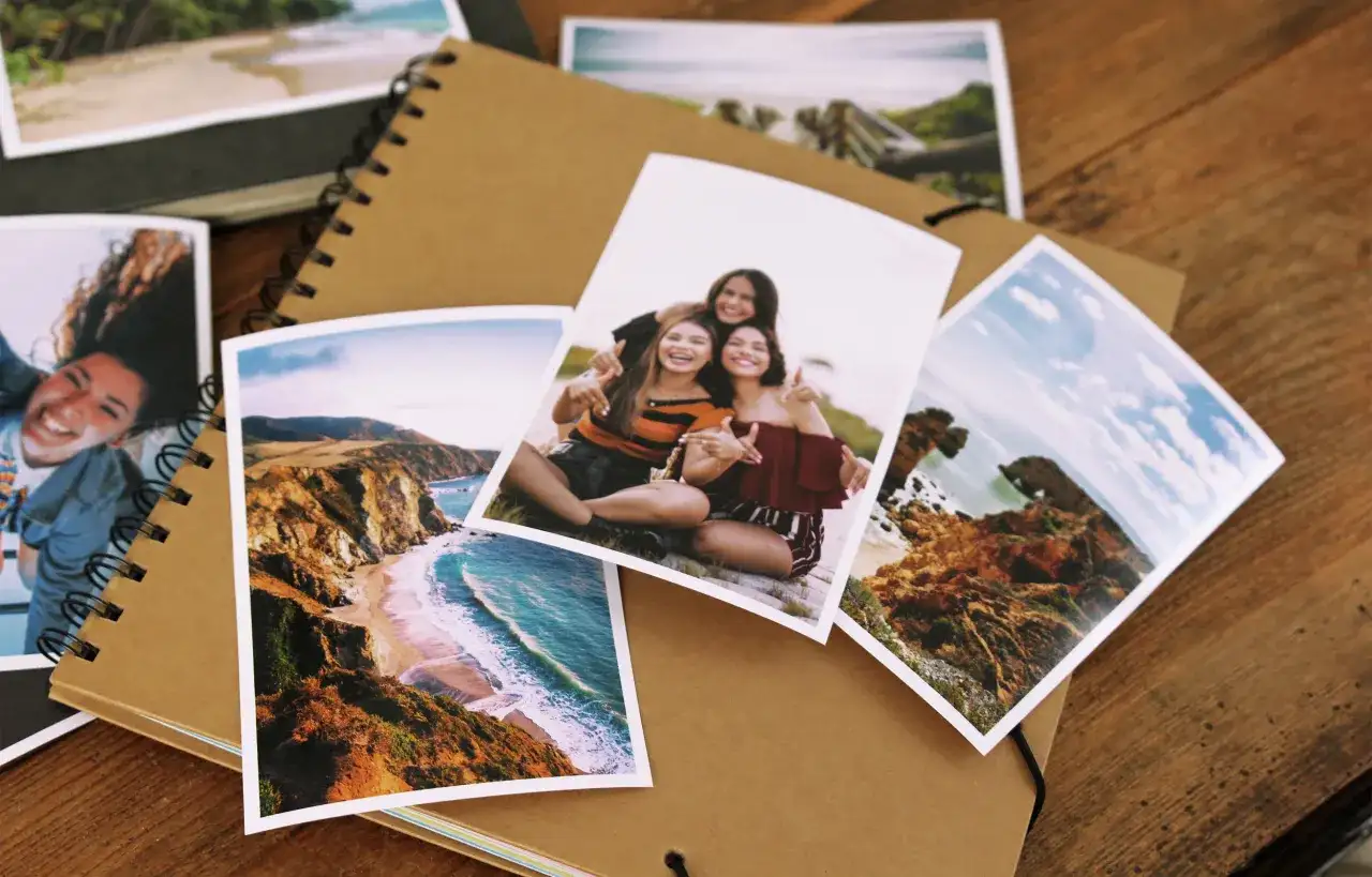 Zdjęcia z wakacji, album i notatnik. Zastanawiasz się, ile kosztuje odbitka zdjęcia u fotografa?