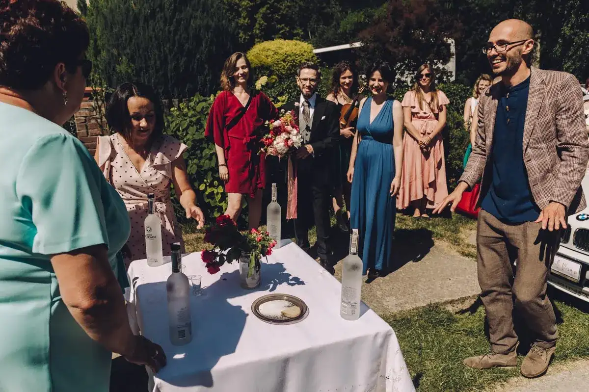 Kto jedzie pierwszy do ślubu? Tradycje i znaczenie w polskich weselach