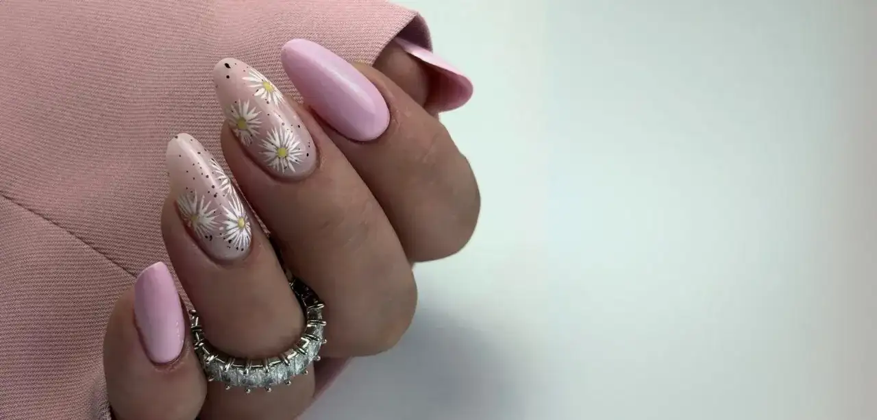 Jak dobrać kolor paznokci do sukienki, aby wyglądać zachwycająco