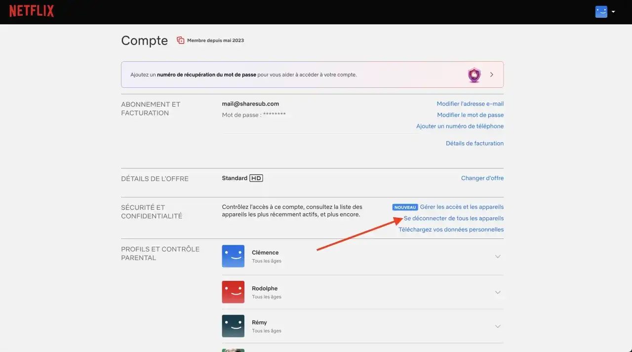 Ekran konta Netflix z opcją "Wyloguj się ze wszystkich urządzeń".