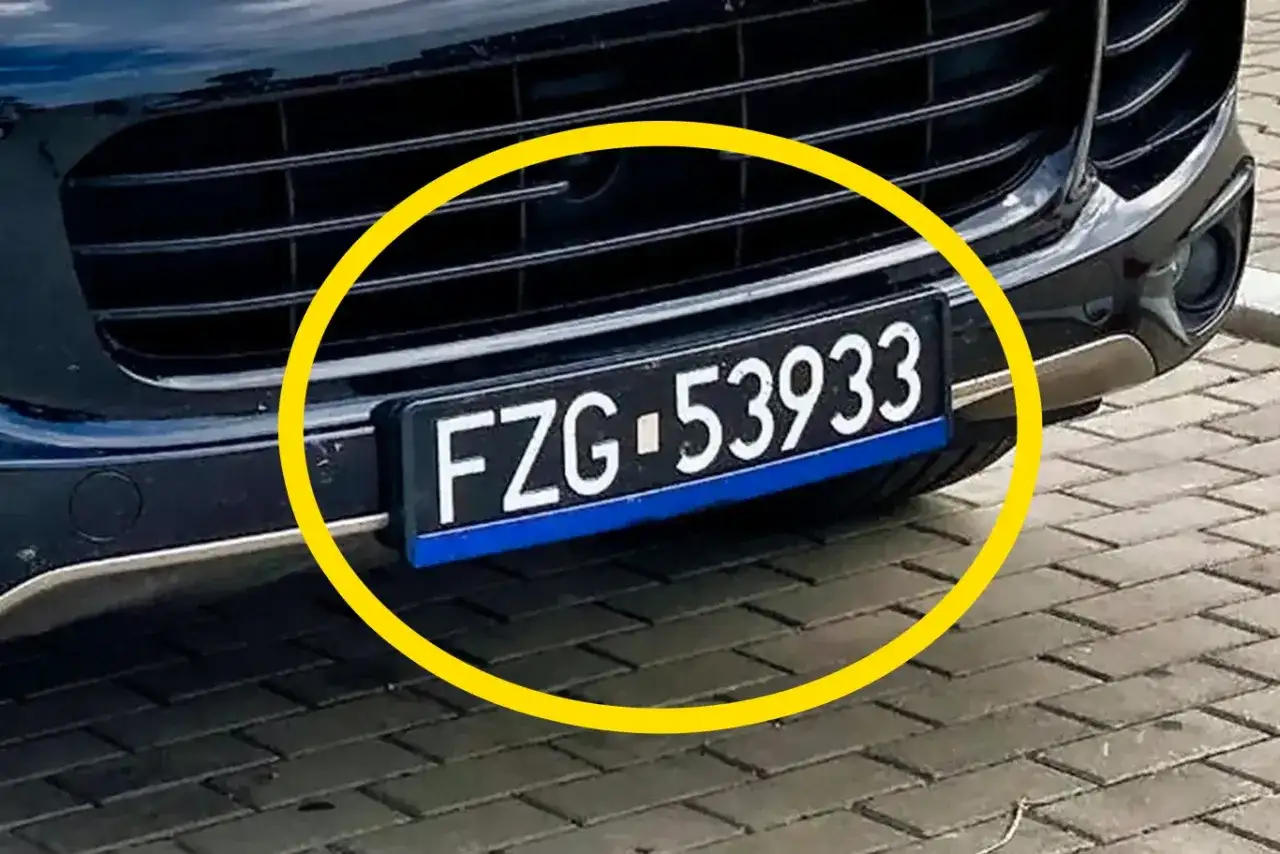 Czarne tablice rejestracyjne wykazują numer FZG-53933.