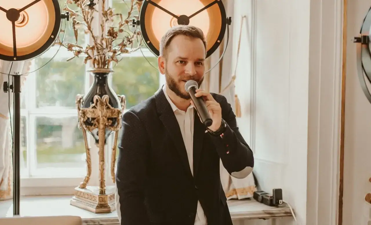 Ile kosztuje DJ na wesele? Poznaj aktualne ceny i ukryte wydatki