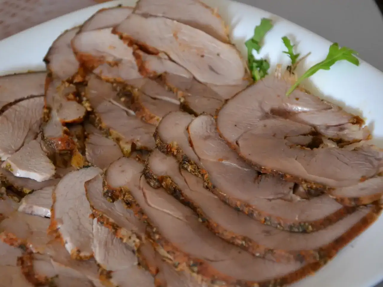 Jak upiec udziec z indyka, by był soczysty i pełen smaku