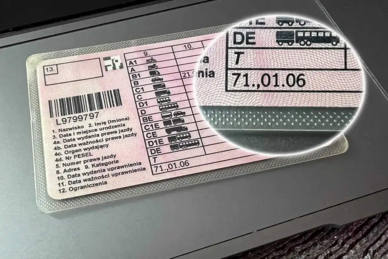 Prawo jazdy na automat jak wygląda? Kategoria T na dokumencie uprawnia do kierowania pojazdami wolnobieżnymi.