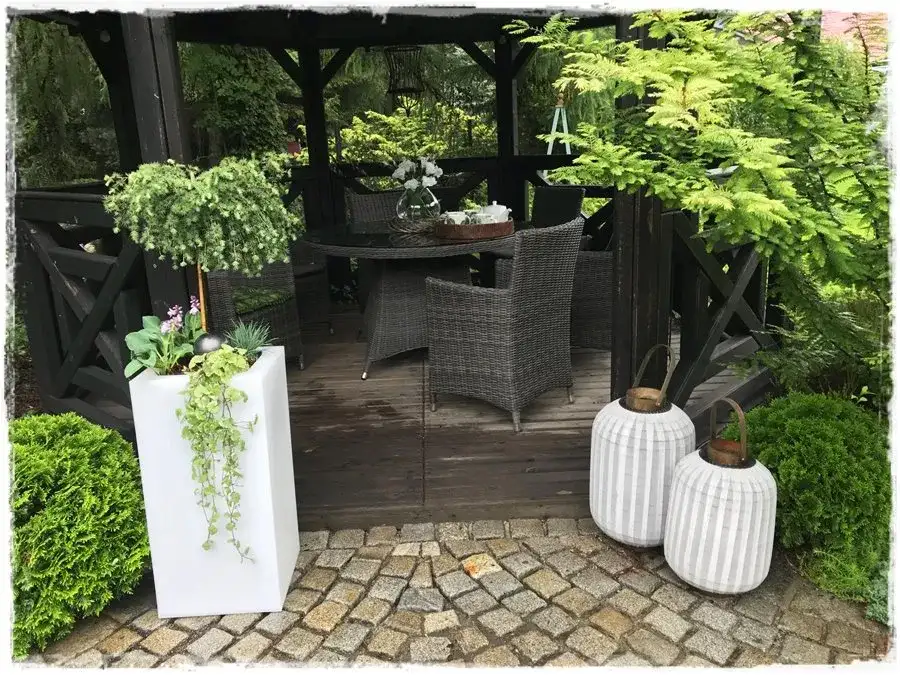 Co posadzić koło altany, aby stworzyć piękne i funkcjonalne otoczenie?