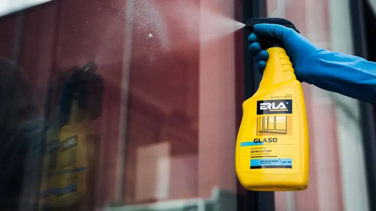 Czym myć okna plastikowe? Szyby bez smug, ramy jak nowe!