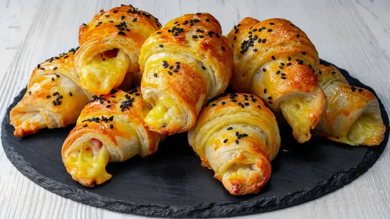 Rogaliki drożdżowe lub półfrancuskie bez jajek - przepis krok po kroku