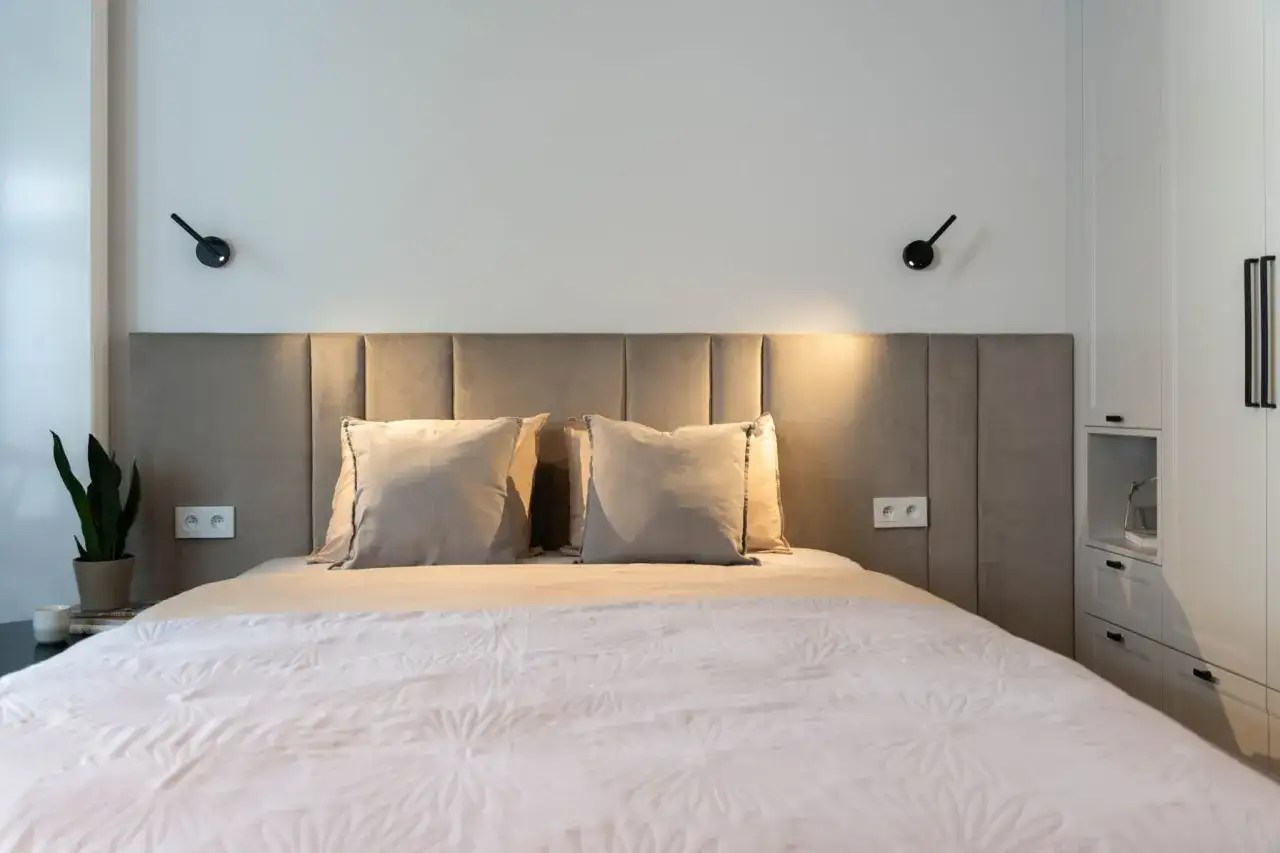 Gniazdka w sypialni: Gdzie i ile? Planuj jak ekspert!