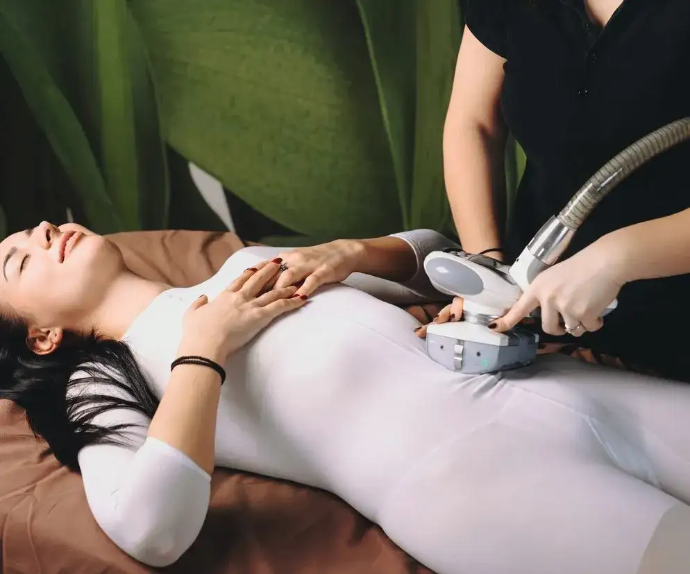 Endermologia: dla kogo? Wskazania, przeciwwskazania i efekty.