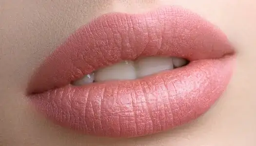 Jak długo goją się usta po makijażu permanentnym? Poznaj fakty.