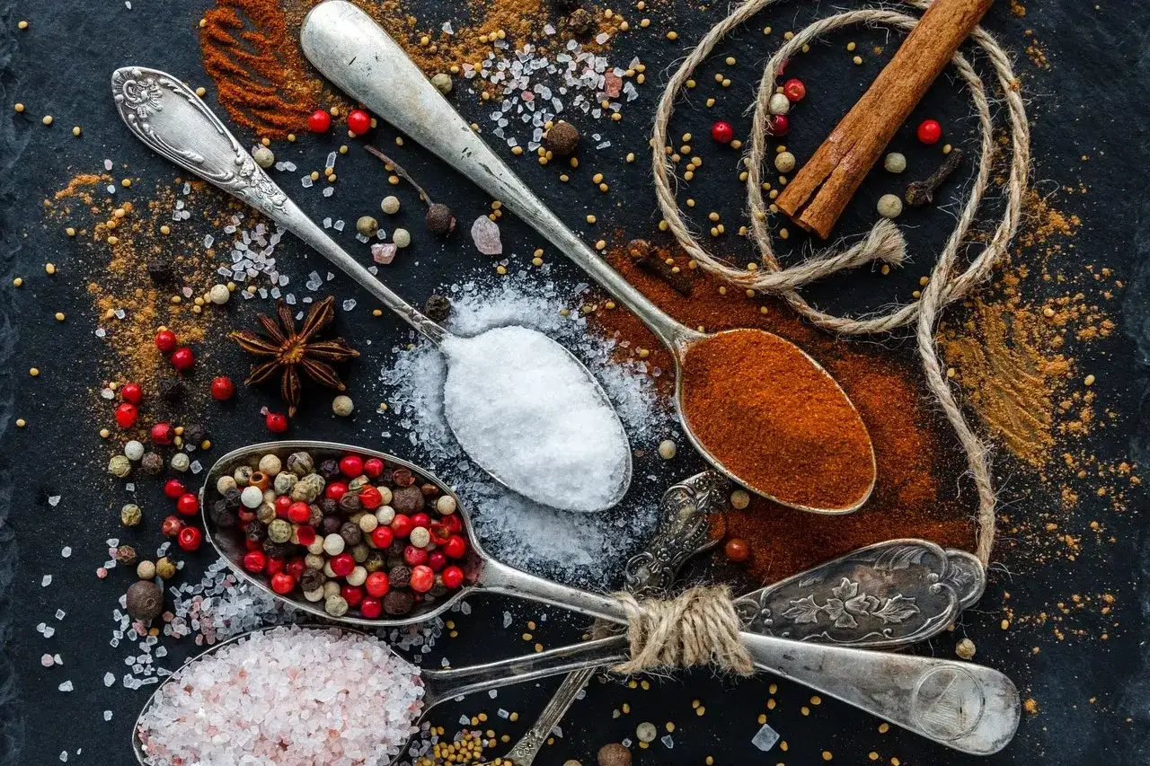 Jakie przyprawy do pieczarek i cebuli, które zmienią Twoje dania?