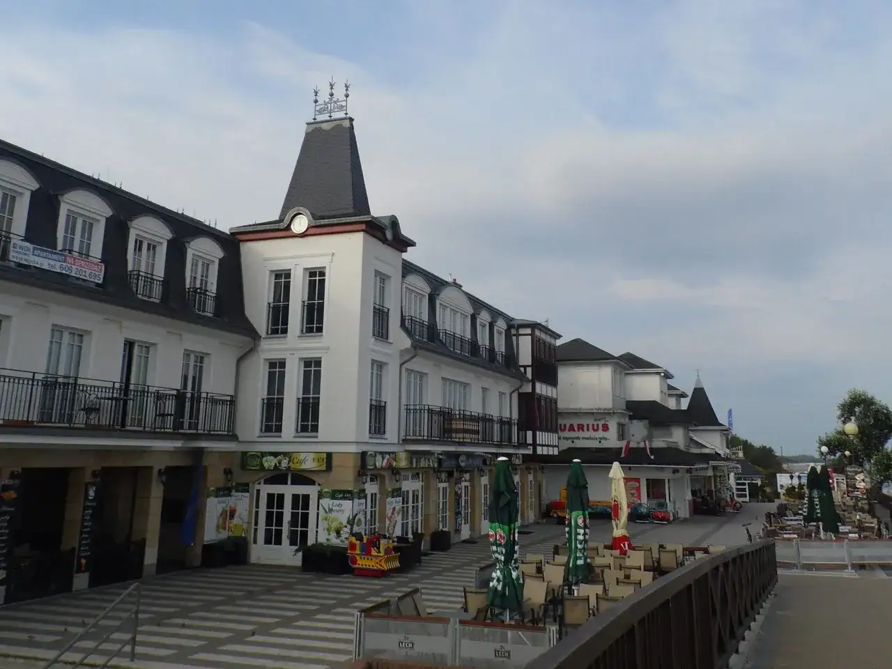 Eleganckie budynki z balkonami i kawiarniami tworzą nadmorski deptak. Czy mielno to miasto? Wygląda jak kurort z prawdziwego zdarzenia.