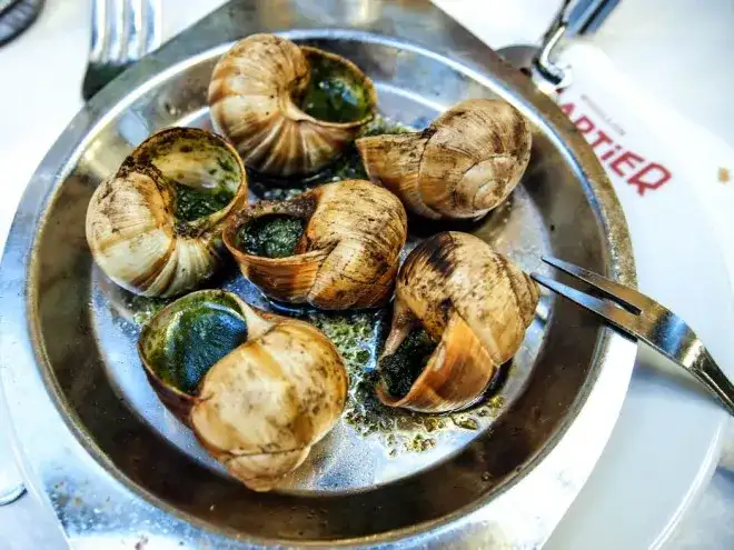 Gdzie zjeść w Paryżu: Tanie i smaczne miejsca, które musisz poznać