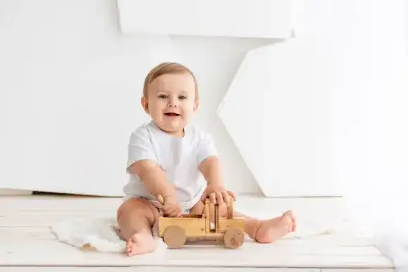 Czy dziecko najpierw siedzi czy raczkuje? Odkryj ważne etapy rozwoju