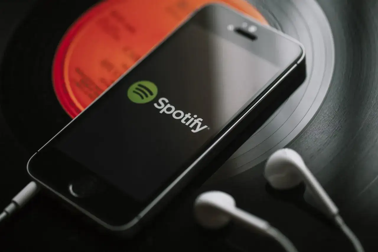 Jak dodać pliki lokalne do Spotify na telefonie - proste kroki i porady