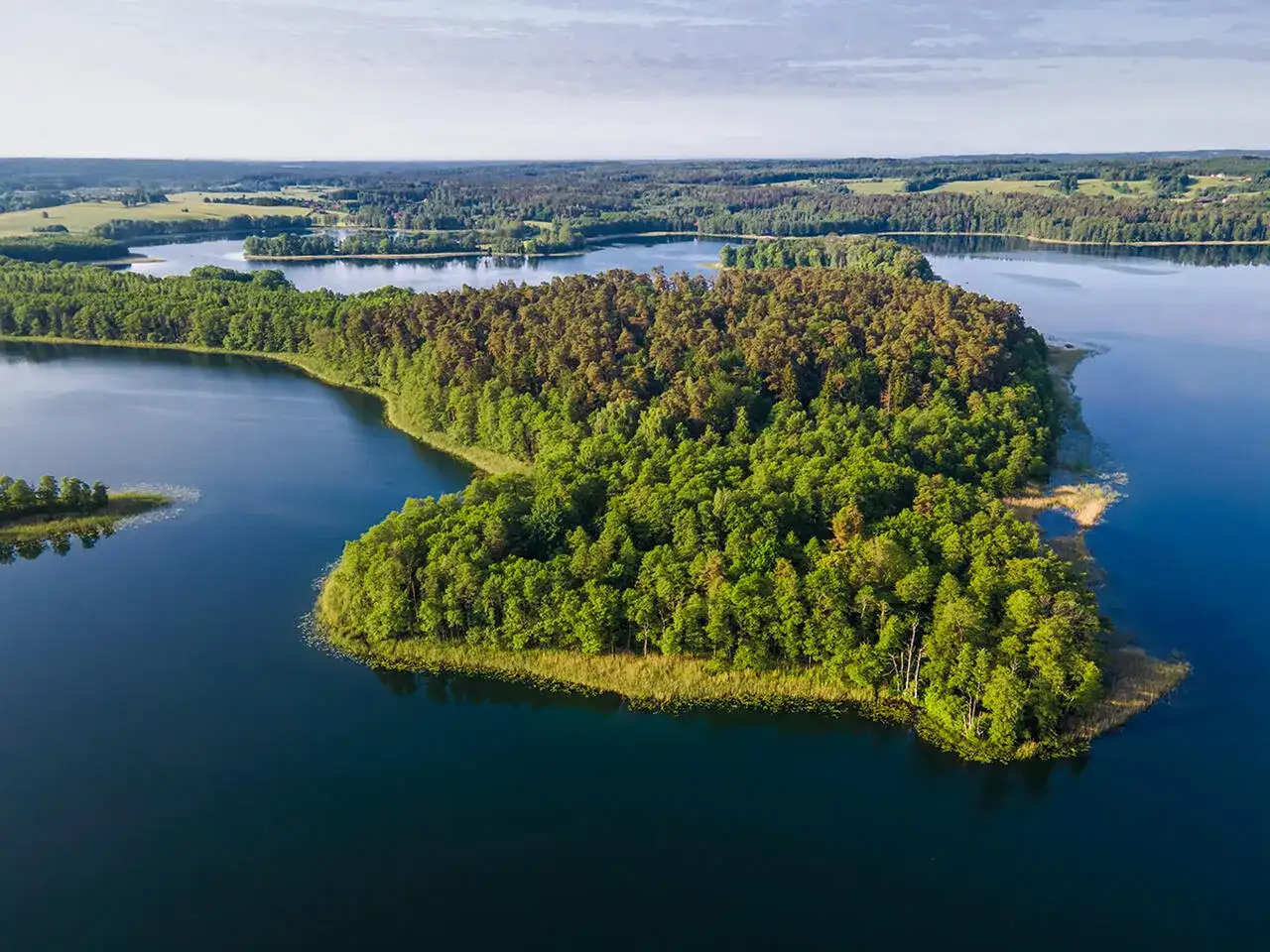 Jezioro Pluszne: Perła Warmii? Odkryj spokój i aktywne atrakcje!