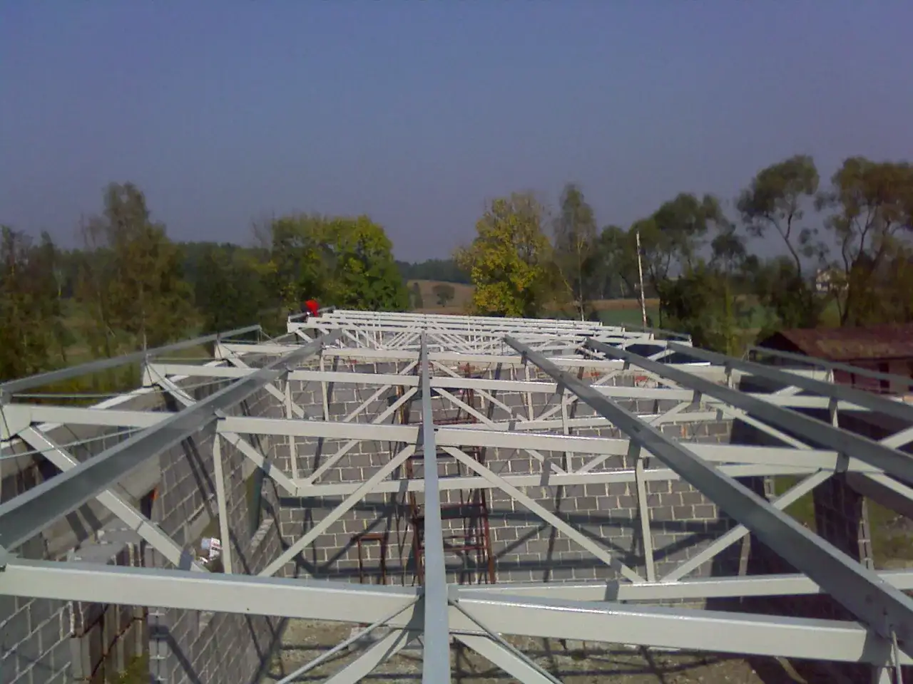 Konstrukcje pod płyty warstwowe: Stal, drewno, żelbet co wybrać?