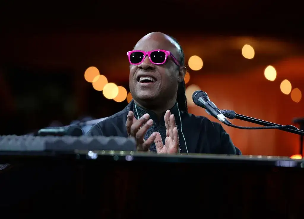 Czy Stevie Wonder jest niewidomy? Prawda o jego wzroku i życiu