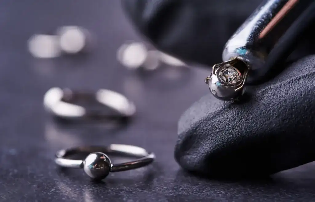 Co to jest piercing intymny? Fakty, które musisz znać przed decyzją