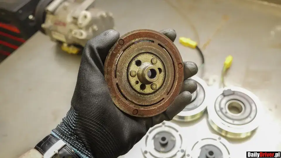 Uszkodzone sprzęgło klimatyzacji: Objawy i co naprawdę oznaczają?