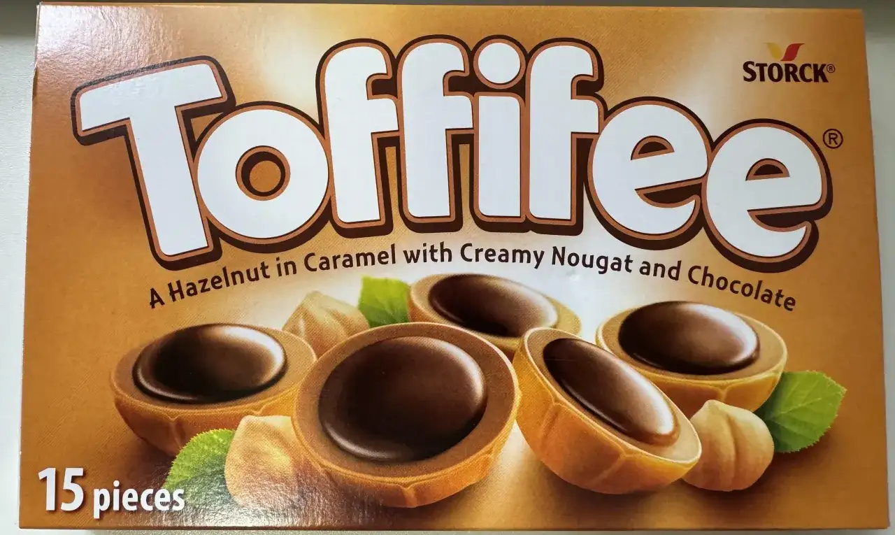 Pudełko Toffifee z orzechami laskowymi, karmelem i czekoladą.