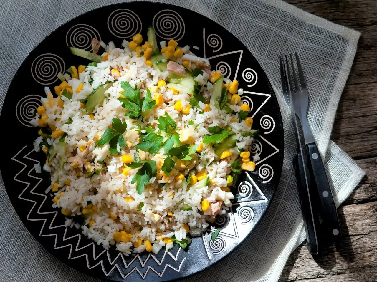 Jak zrobić sałatkę z ryżem - prosty przepis, który zachwyci smakiem