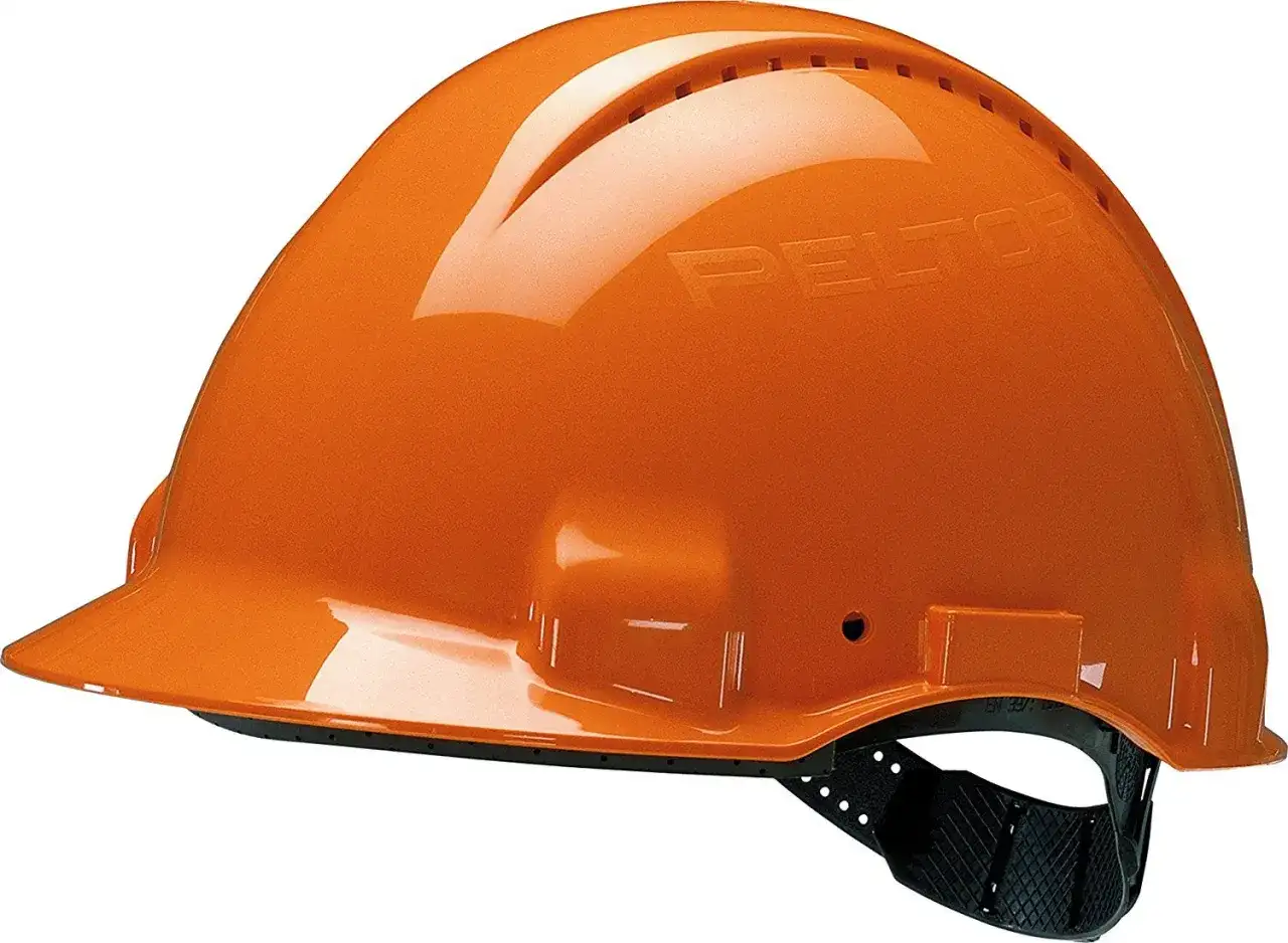 Pomarańczowy kask 3M, gotowy do pracy na budowie. Chroni głowę przed uderzeniami.