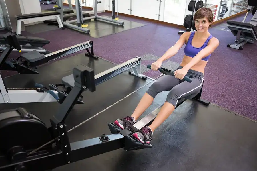 Wioślarz: 85% mięśni w akcji! Jak ćwiczyć całe ciało?