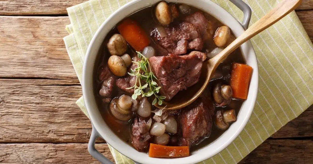 Coq au vin – tradycyjny przepis, który zaskoczy Twoich gości