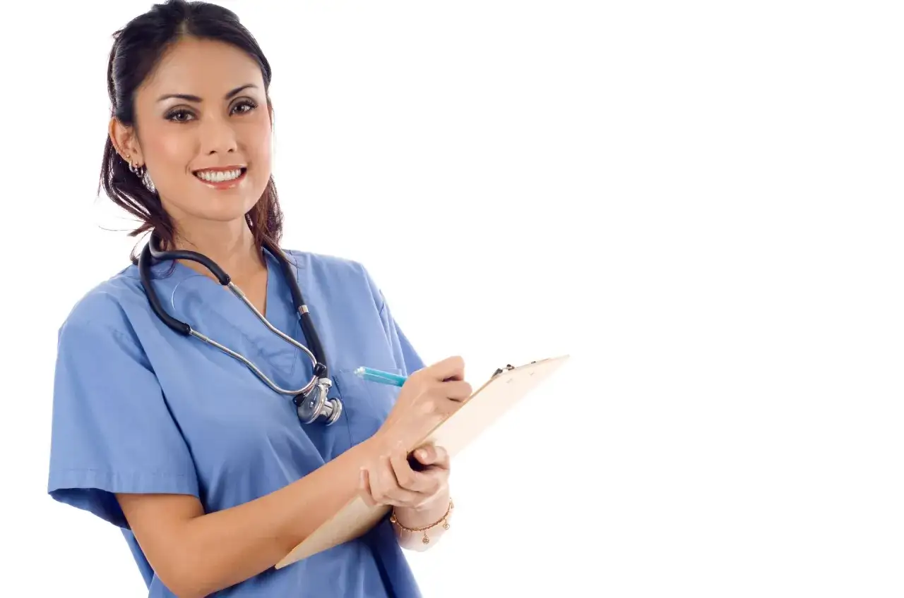 Uśmiechnięta pielęgniarka w niebieskim uniformie z nasłuchiwaniem, zapisująca coś na tablicy. Czy polozna moze wystawic recepte?