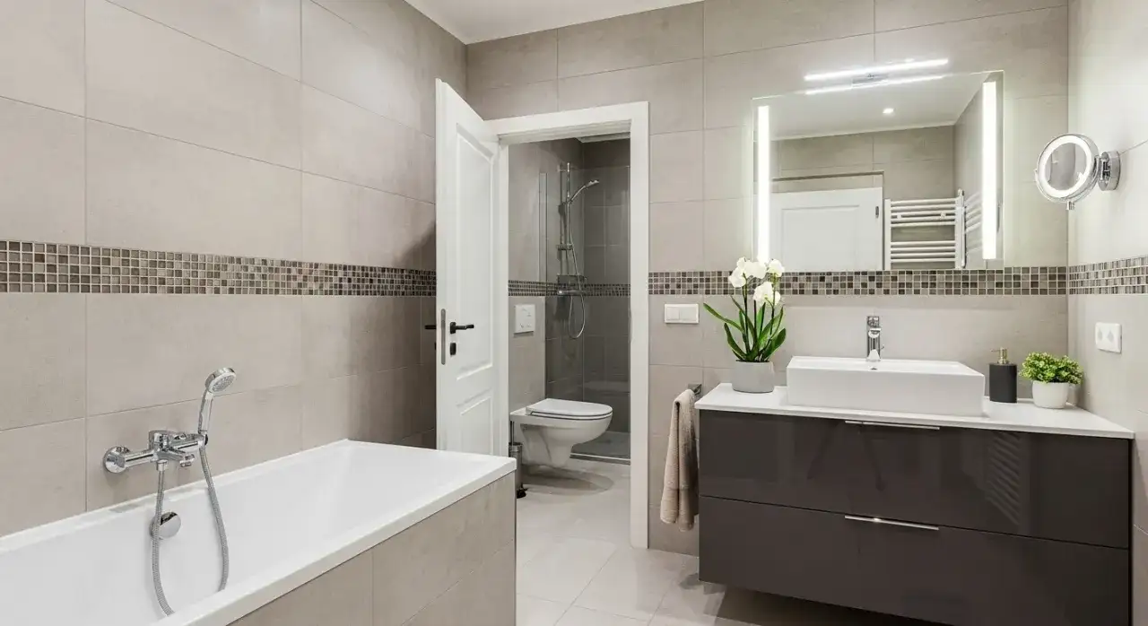 Kreatywne pomysły czym ozdobić łazienkę: 8 sprawdzonych inspiracji