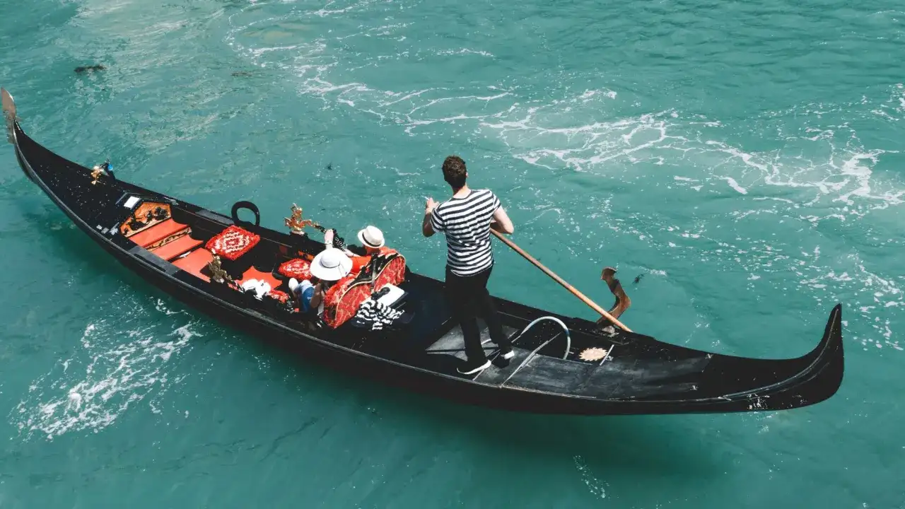 Ile kosztuje rejs gondolą w Wenecji? Ceny i zasady w 2025 roku