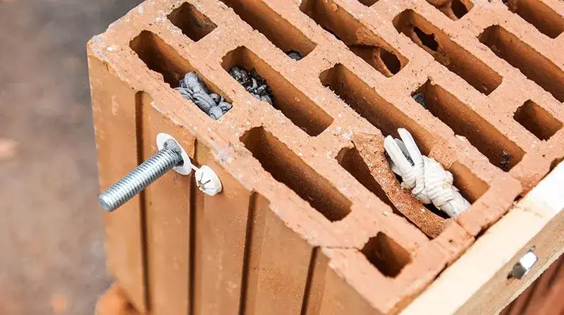 Kotwa chemiczna w Porothermie: Jak mocować ciężary bezpiecznie?