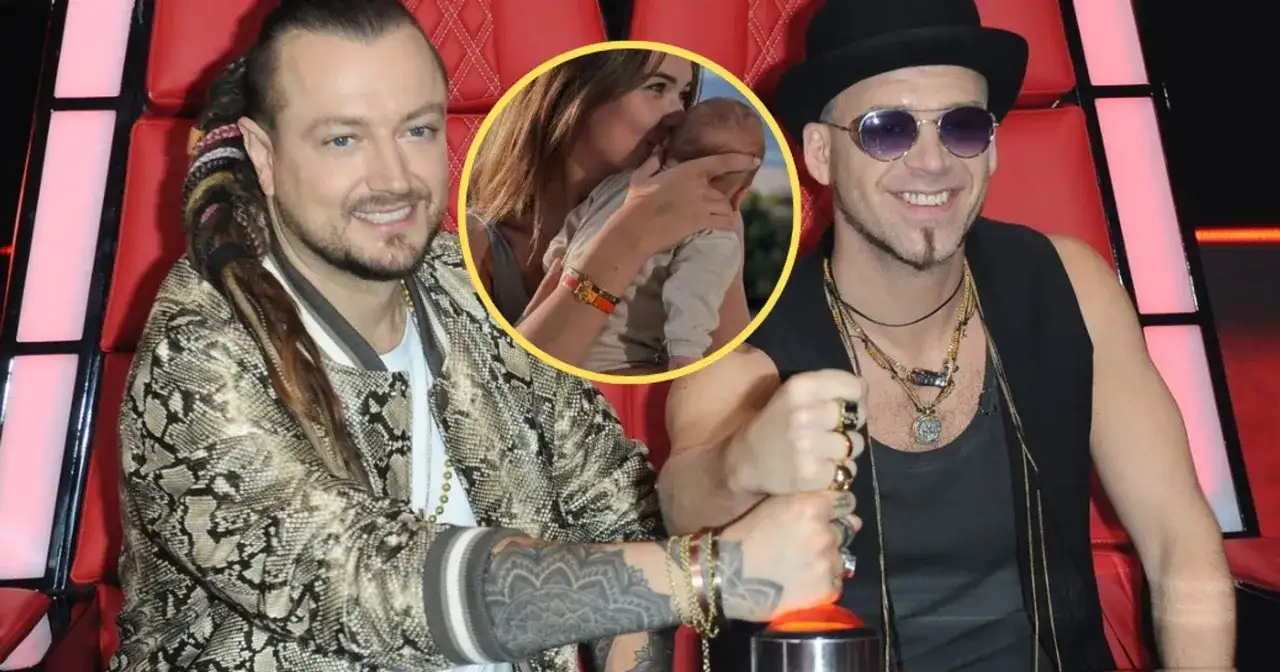 Dwóch mężczyzn siedzi na czerwonych fotelach. W okręgu kobieta całuje dziecko.