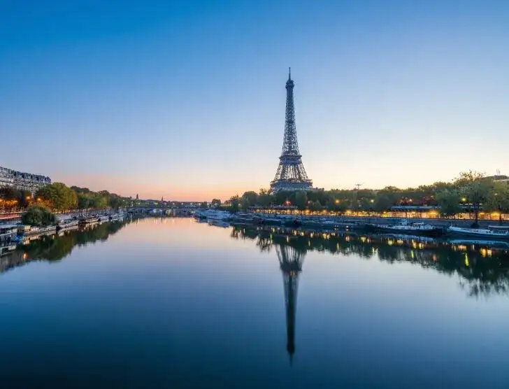 Dlaczego warto odwiedzić Paryż? Odkryj niezapomniane atrakcje i smaki