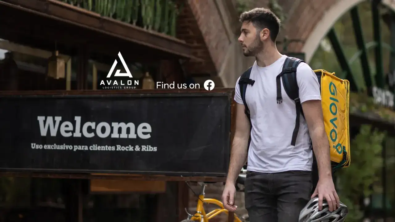 Młody mężczyzna z żółtą torbą Glovo, gotowy do pracy. Dowiedz się, jak zostać kurierem Glovo i zacznij zarabiać!