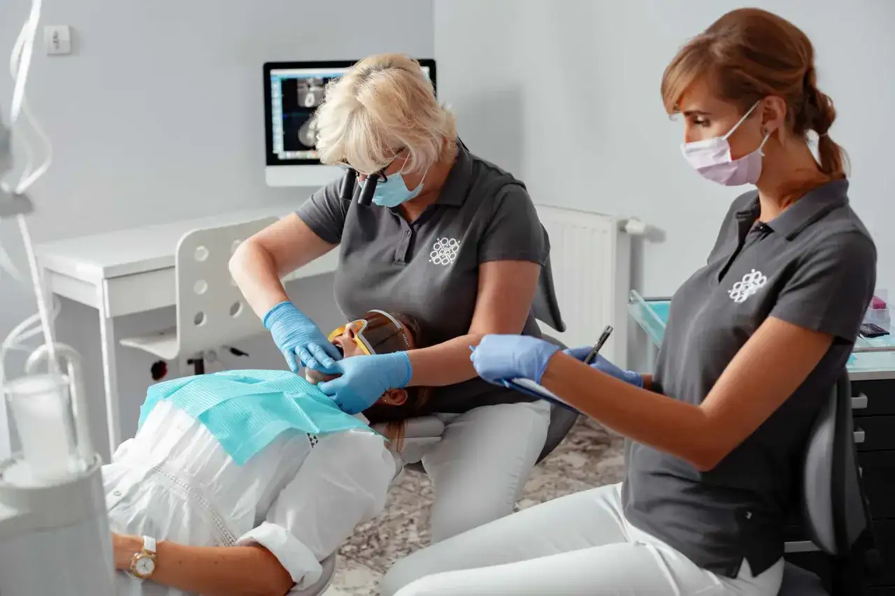 Cofnięte dziąsła? Odbudowa i leczenie recesji Poradnik