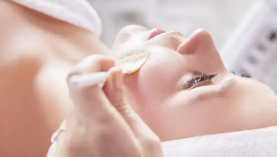 Jaki peeling do cery naczynkowej? Odkryj delikatne opcje bez podrażnień