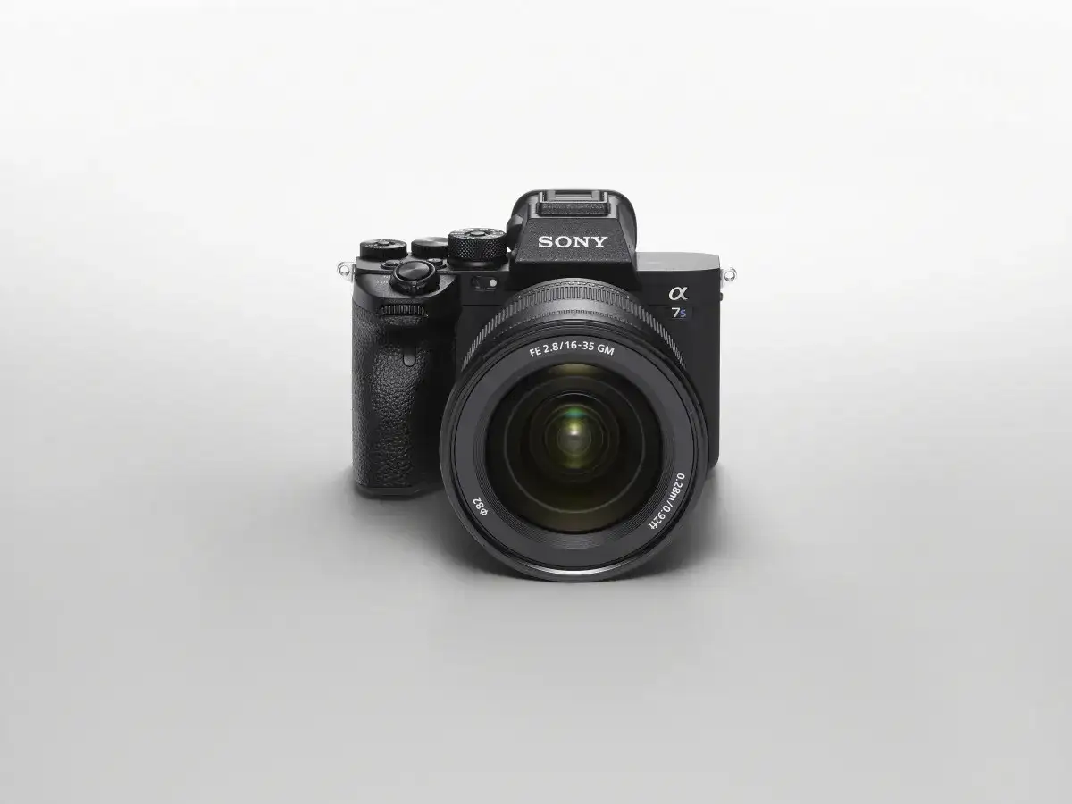 Profesjonalny aparat Sony a7 S3 z obiektywem FE 2.8/16-35 GM.