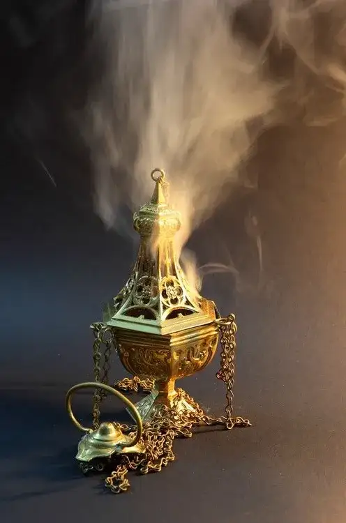 Symbolika kadzidła: co oznacza w religii, kulturze i historii?