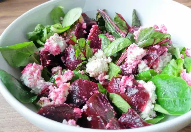 Co ugotować z botwiny? Przepisy na pyszne zupy i sałatki pełne smaków