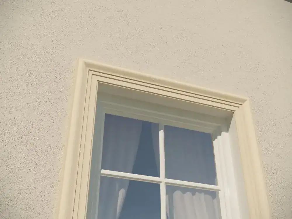 Sztukateria wokół okna: rodzaje, montaż i jak dodać elegancji wnętrzu?
